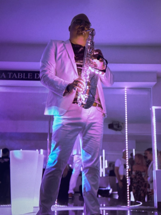 Saxophonist in der Florida Tabledance Bar